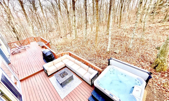 Chestnut Springs Casa | Luxury Wintergreen 5BR Hot Tub Sleeps 16+ Dog Friendly