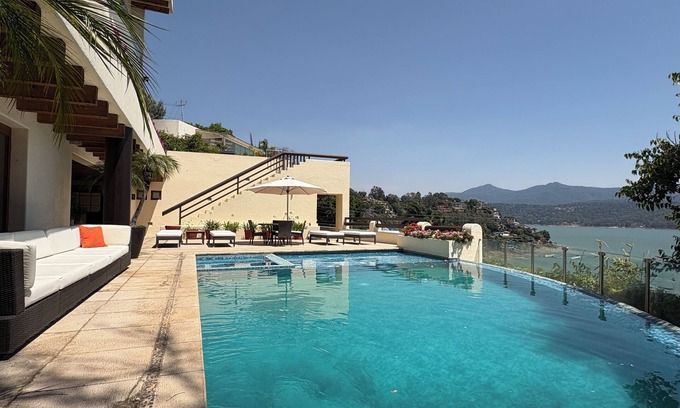 El Santuario Casa | Lujo con Vista al Lago, Alberca, Jacuzzi y Gym