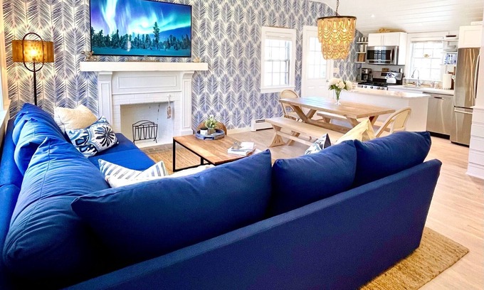 Bass River Casa | LUXURYBEACHHOUSE*walk2beaches*firepit/bikes/fencedyard/kingbed