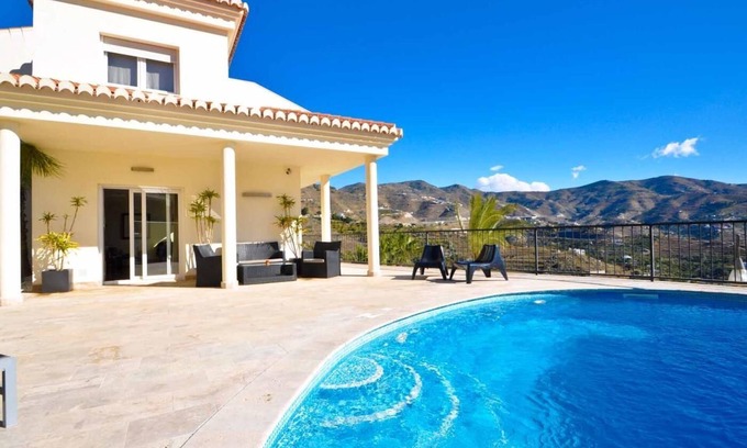 Velilla-Taramay Villa | Lujosavilla piscina y jacuzzi, BBQ y vistas al mar