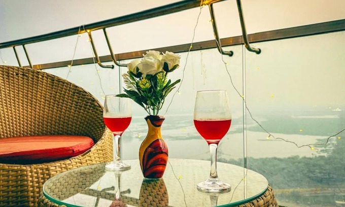 Noida Apartamento | LUXY 1-bedroom apartment with WiFi, AC in delightful Noida