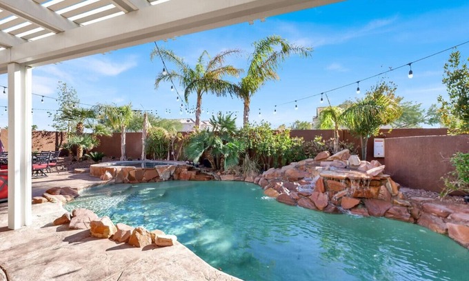 Silverado Ranch Apartamento | Lux 3BR Oasis Near Strip w/ Heated Pool & Jacuzzi!