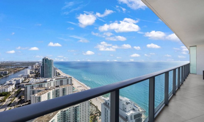 Hollywood South Central Beach Complejo | Lyfe Resort and residences, Ocean Front 35th floor, great views guaranteed!