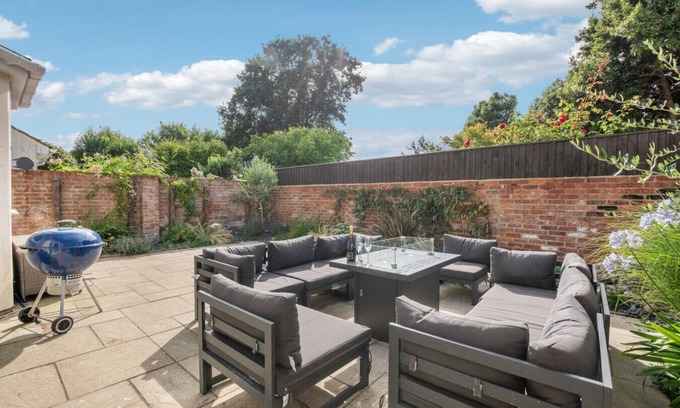 New Forest District Casa | Lymington Retreat with Garden