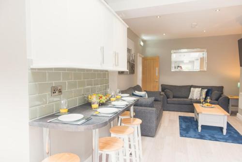 Tamworth Casa | LYNNTON HOUSE Stunning 6 bed Town Centre House ALL with En-Suites Prime Location Tamworth