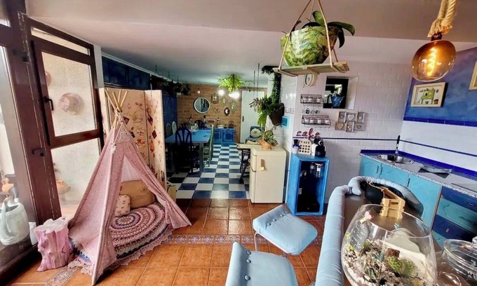 Soto de la Marina Apartamento | Apartamento con piscina y jardín en la costa Quebrada, cerca del mar.