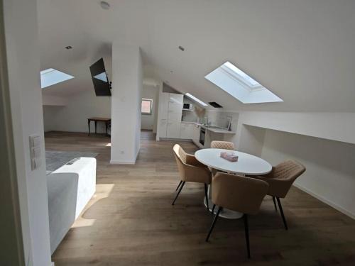 Hutschenhausen Apartamento | Möbilierte Dachgeschosswohnung