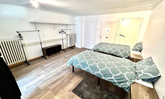 Stadtmitte/Neustadt Apartamento | Möblierte 4-zi Fewo am Hildesheimer Hauptbahnhof mit 2 Bädern, Küche