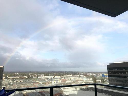 Clayton Apartamento | M-city shopping center Apartment - Executive Twin King Ensuites - Ambience Corner - Infinite Airy View - Fully equipped - Free Parking, super fast Wifi, smart TV plus Netflix, complementary drinks & amenities - Clayton 3168