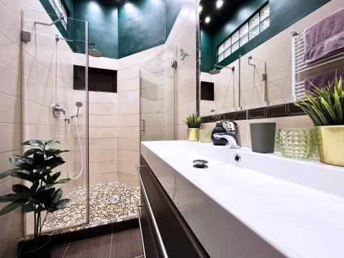 Ferencvaros Apartamento | M13 Rustic Stylish with King Bed & Friendly Host
