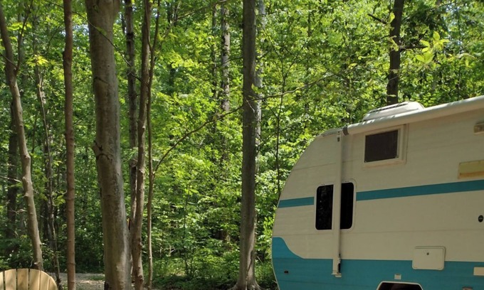 Burton Casa | Ma & Pa's Retro Glamp Camp Close to the Parks/Private Hiking, Kayaking and more.