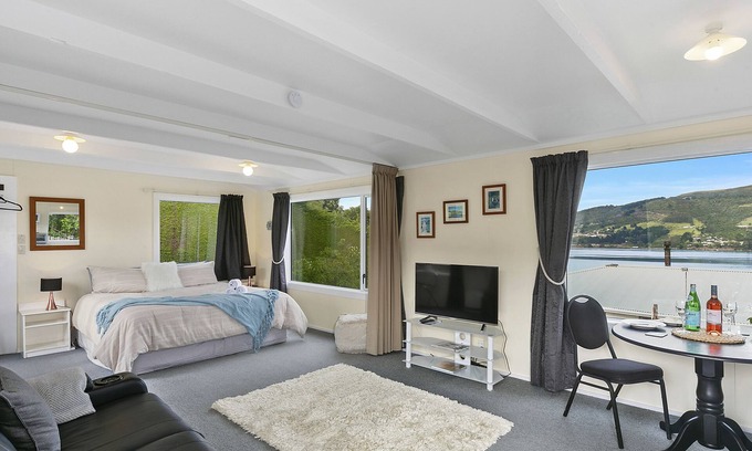 Dunedin Cabaña | Macbay Retreat - Macandrew Bay Holiday Home