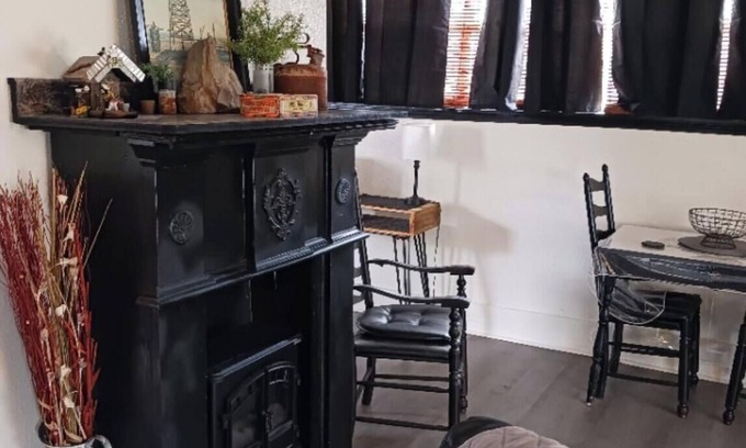 Pasadena Apartamento | "MacBerry Nut Cottage", Charming WWII Built 1-1 Smoke/Pet Free Duplex Garage Apt