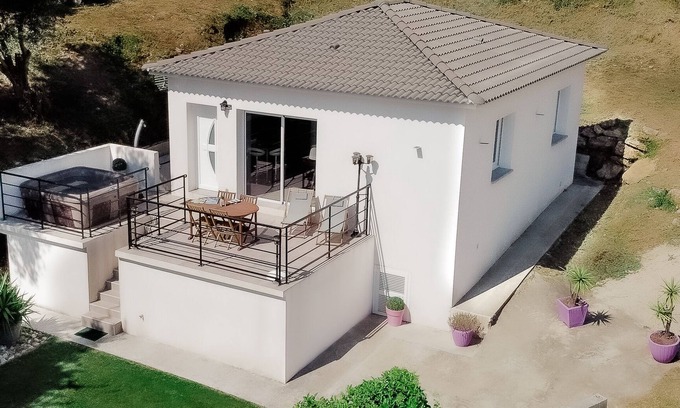 Bastia Casa | Macchione Villa, Sea View with Jacuzzi on Bastia