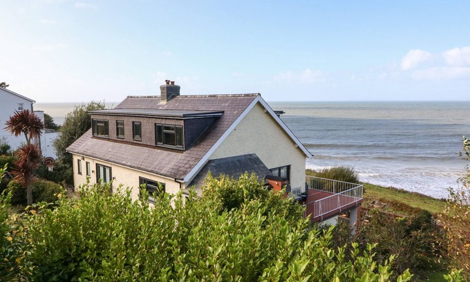 Llwyngwril Cabaña | MACHLUD HAUL, character holiday cottage, with open fire in Llwyngwril