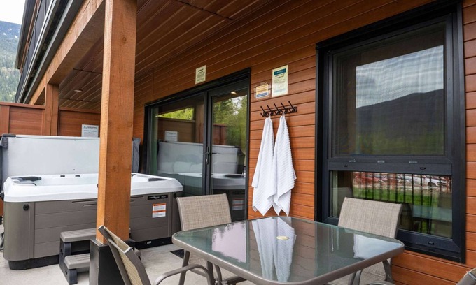 Revelstoke Condominio | Mackenzie Village Condo with Private Hot Tub