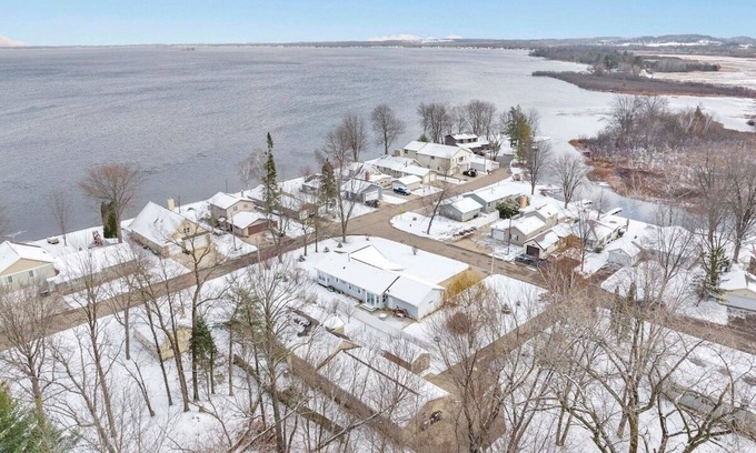 Shawano Casa | Mader Haven Across from the Lake by RedAwning