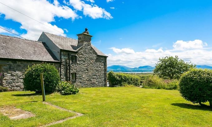 Dwyran Cabaña | Maes y Ceirchdir - sleeps 10 guests in 5 bedrooms