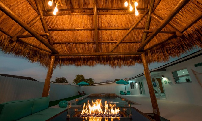 Kendale Lakes Casa | Maggie Home In Kendall - Pool And Tiki Bar