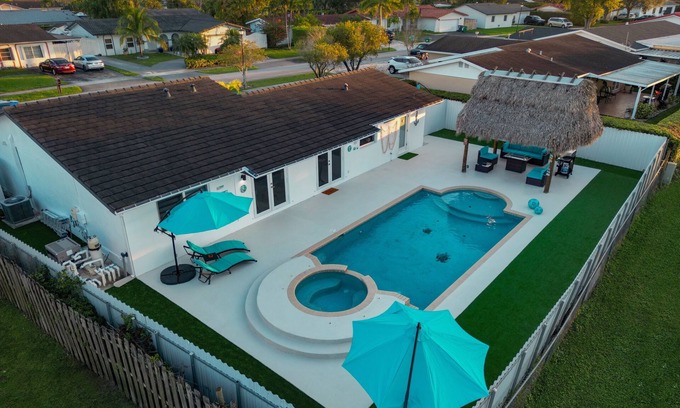 Kendale Lakes Casa | Maggie Home Pool/Tiki Bar - (Pet Friendly)