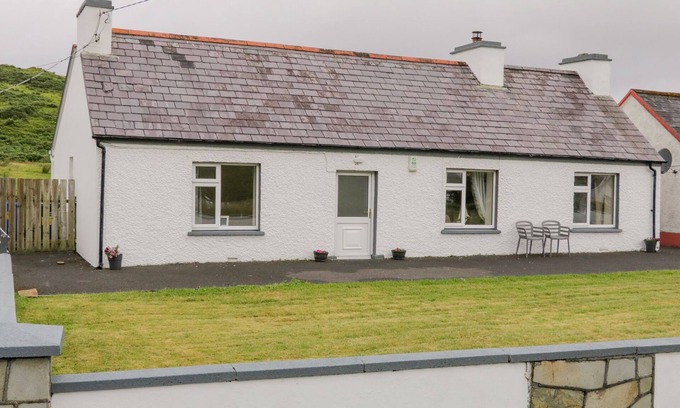 Ardara Cabaña | MAGHERA CAVES COTTAGE, family friendly in Ardara, County Donegal