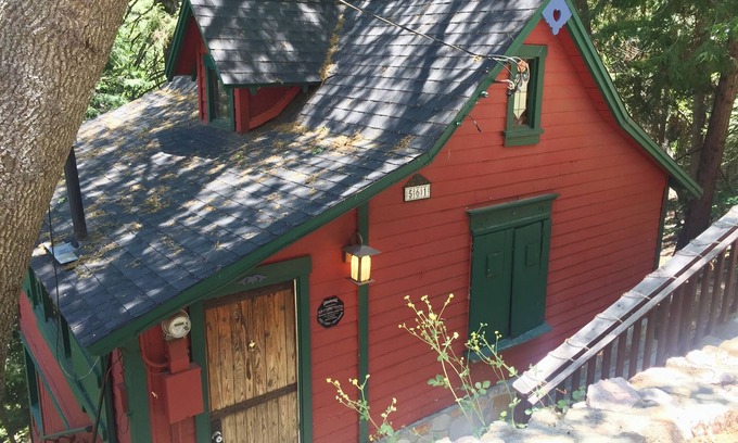 Lake Arrowhead Cabina | Magic Love Nest - 5 min from village. Stream below.