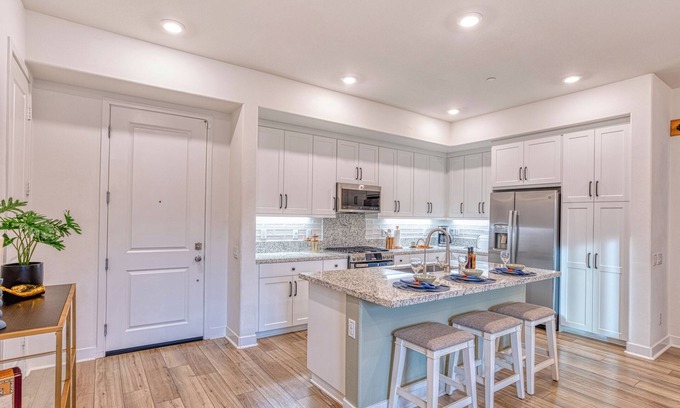 Stevenson Ranch Condominio | Magic Mountain 3-bedroom condo with WiFi, in delightful Valencia