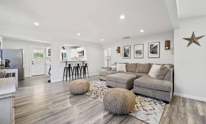 Valencia Casa | Magic Mountain 4 Bedroom 3 Bath Escape Modern Home