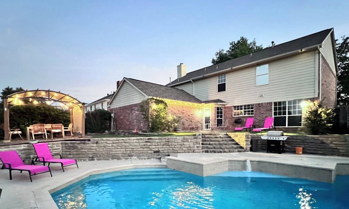 Lewisville Casa | Magic Oasis, Pool, Pavilion on large lot, Fantastic View, Sleep 16