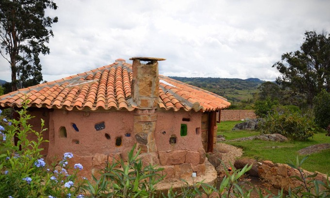 Villa de Leyva Cabina | Magical, earthen, unique hand made cabin. Relax and breath fresh air.