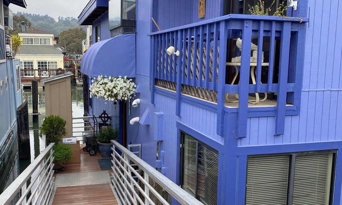 Marin City Alquiler De Eote | Magical, light-filled houseboat with spectacular views.