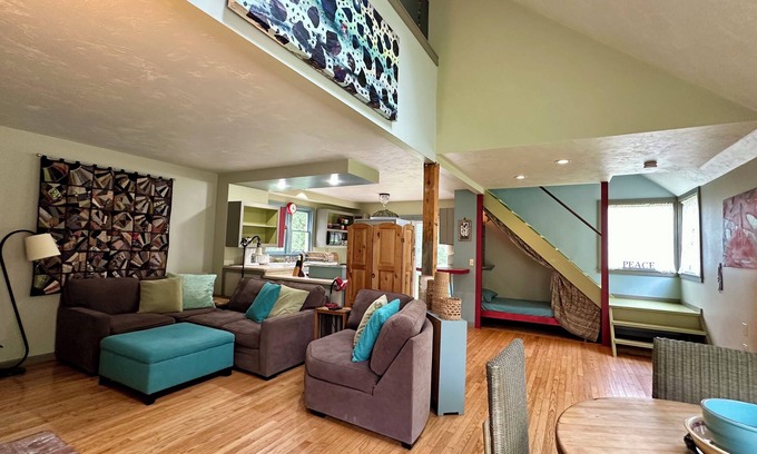 Wellfleet Casa | Reno'd Barn recientemente en más de 8 acres, jardines orgánicos, bosque de pinos tranquilo y aislado