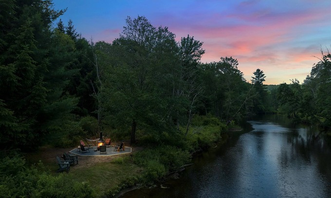 Pocono Pines Cabina | Magical | Riverfront | Hot Tub | Firepit Nights