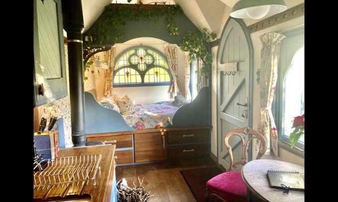 Bude Cabina | Magical Tabernacle in a Beautiful Setting with Hot Tub