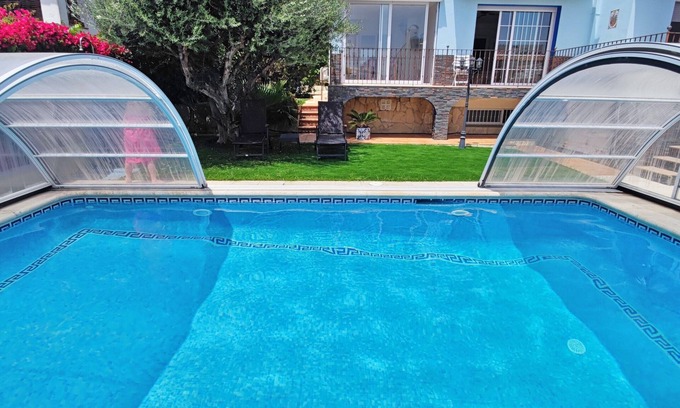 Vallpineda Villa | Magnífica y espaciosa villa con piscina y jardin