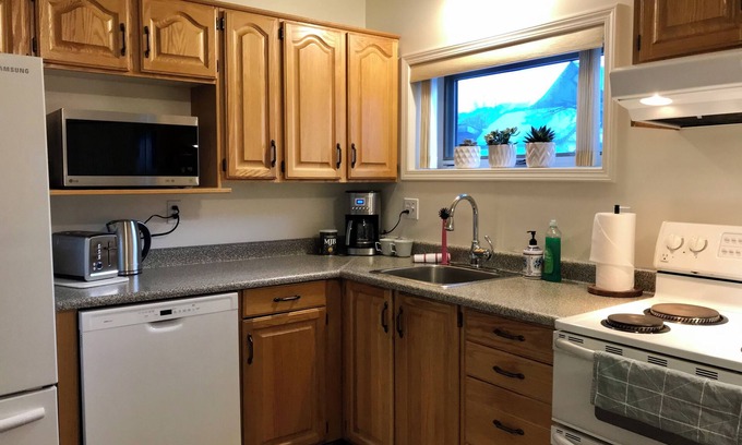 Revelstoke Casa | Magnificent 5 bedroom Downtown Home
