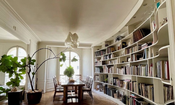 Saint-Vincent-de-Paul Apartamento | Magnificent, Bright Haussmann Apartment Decorated by a Designer