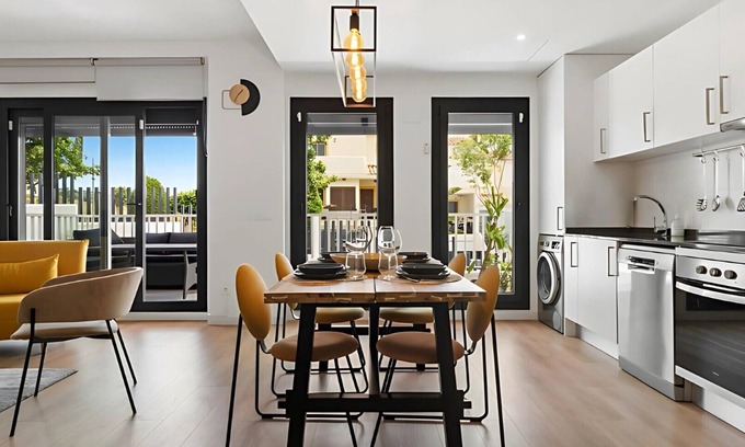 Arroyo de la Miel Apartamento | Magnífico piso con vistas al mar y piscina