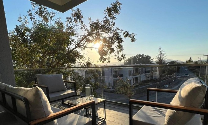 Milas Apartamento | Magnificent Flat with Pool and Balcony
