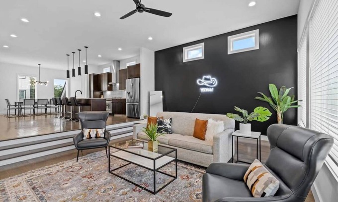 Berry Hill Casa | Magnificent Home - 1 King / 6 Queen Beds + Balcony