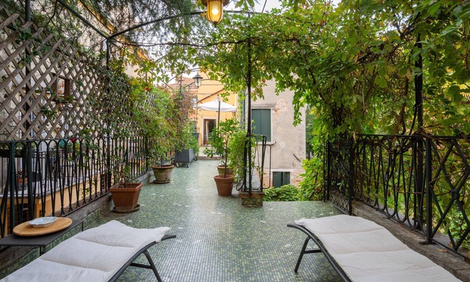 Dorsoduro Apartamento | Magnífico apartamento en Venecia con jardín y gran terraza para 14 personas.