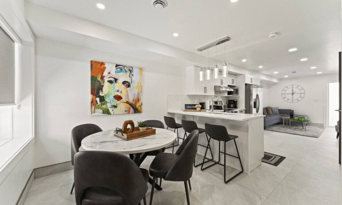 Leamington Casa | Magnificent Lakeview