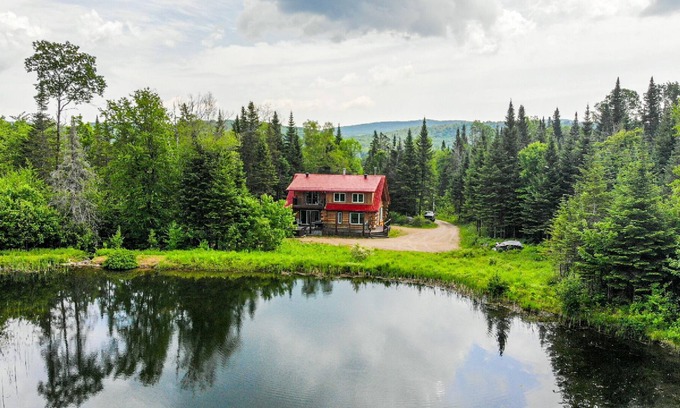 Lac-Sergent Chalet De Esquí | Magnificent log cabin located less than 30 minutes from Quebec.