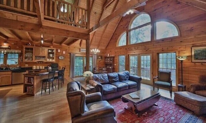Hamlin Cabina | Magnificent Log Home Retreat in The Hideout!