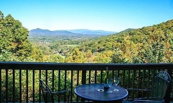 Candler Chalet De Esquí | Magníficas vistas a la montaña, totalmente privadas, se admiten mascotas, a 20 minutos de Asheville.