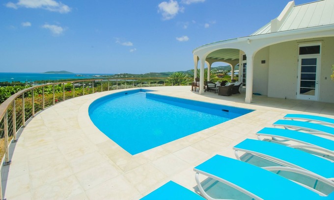 Estate Shoys Villa | Magnifica villa con vista al mar. Tres suites en comunidad cerrada.