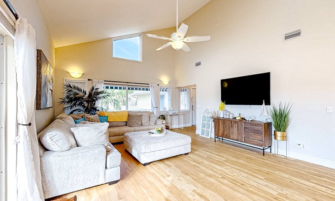 Longboat Key Casa | Magnificent sunlit beach retreat with pool, grill, balcony, W/D - close to water