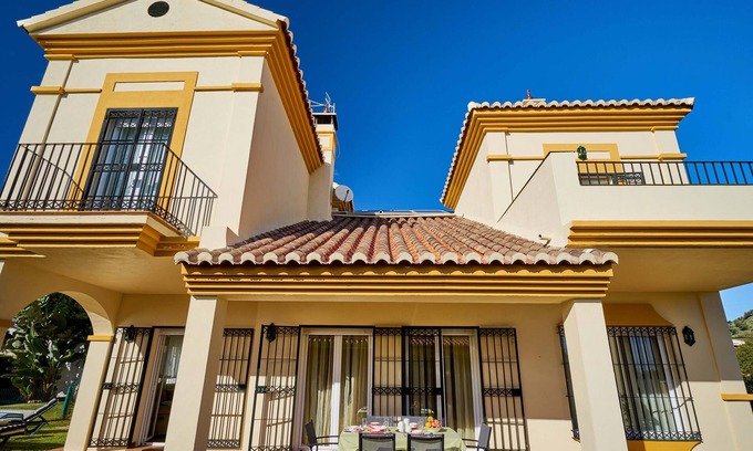Velez-Malaga Casa | Magnífica Villa con Piscina Junto al Mar, Chilches Costa