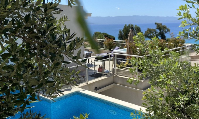 Ajaccio Villa | Magnífica villa nueva en la azotea. Piscina y jacuzzi con vistas al mar.