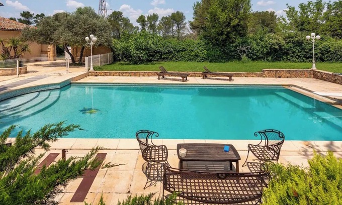Brignoles Apartamento | Magnificent wine estate of 32 hectares.